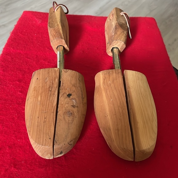 Rochester Men’s Sir Alton Shoe Tree-Medium-Aromatic USA Cedar-Fits 8W to 10M - Picture 2 of 5